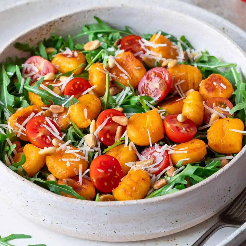 Gnocchi Salat mit Pesto - einfacher Partysalat