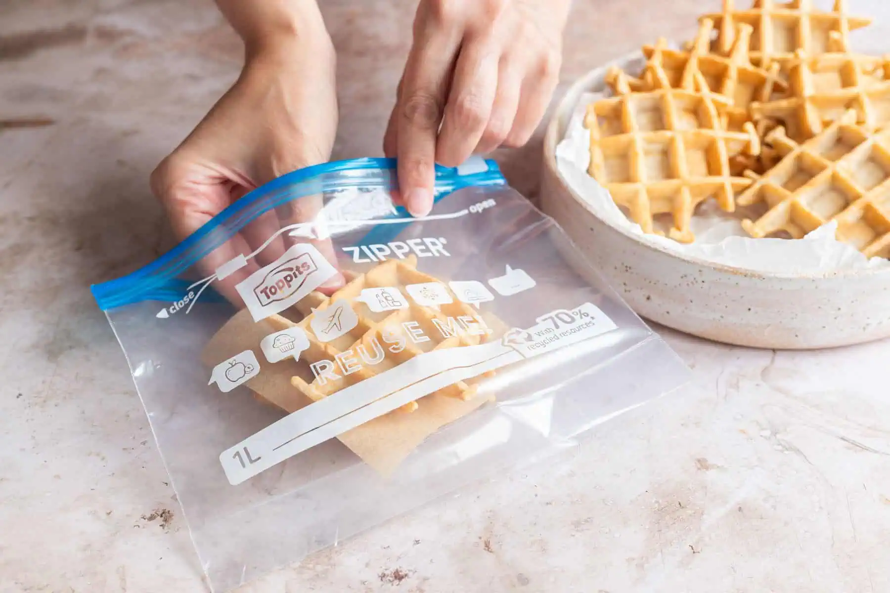 Waffeln werden in einen Gefrierbeutel gepackt.